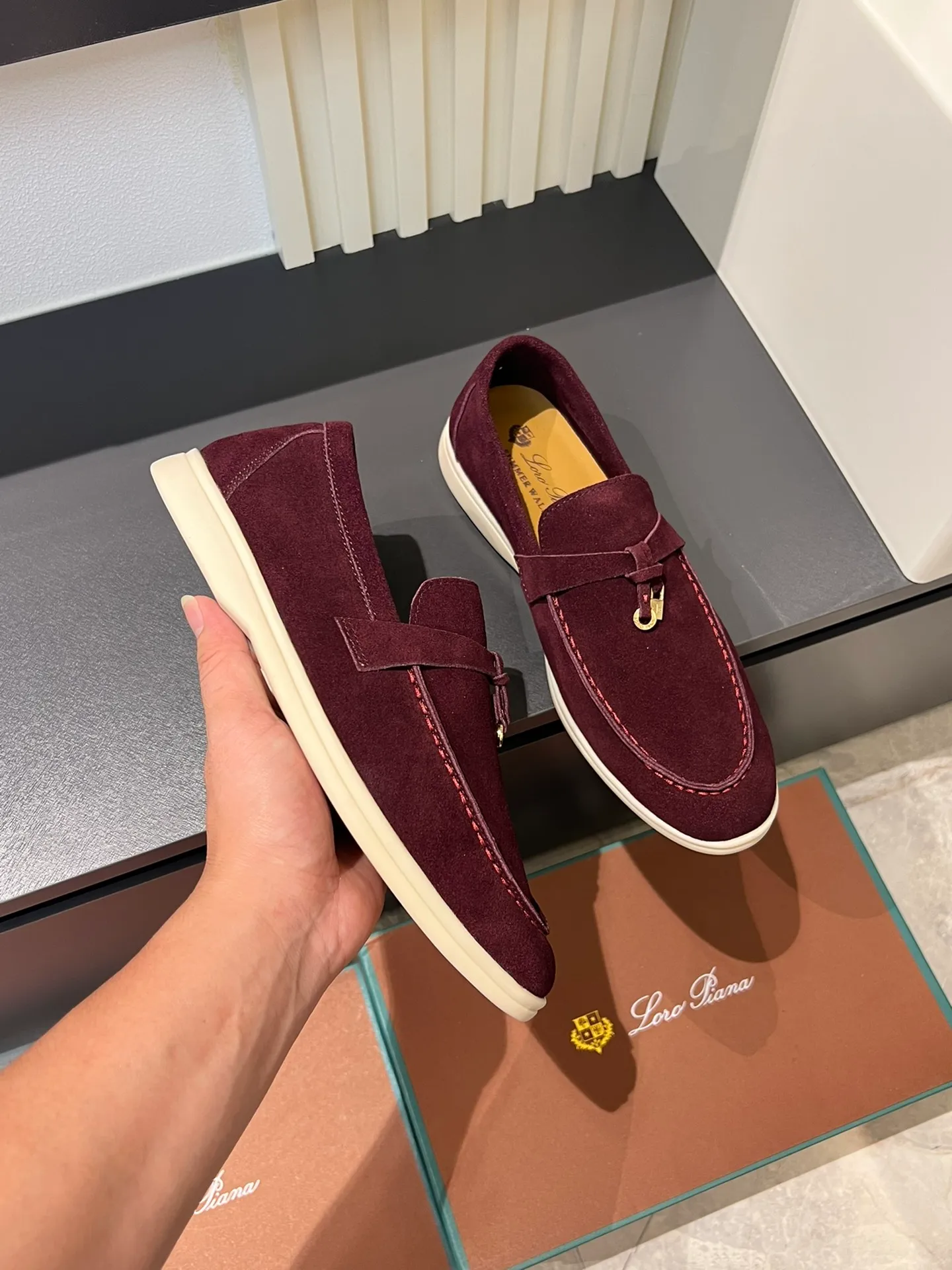 Men's shoes 💰p360 "Loro men's shoes 💰pian'*" Classic L men's shoes for couples 💰p Top version British flat loafers, a must-have item in old money style, the minimalist design is eye-catching and durable, a plus point for dressing The soft foot feel and texture are outstanding. They don’t scratch your feet and are very nice. They are matched with soft and waxy soles. They can be worn daily for a long time without getting tired. They are easy to wear, versatile and classic items, with perfect foot feel and texture! Imported cashmere fabric, the lining is made of imported A-grade water-dyed cow lining, the top version of the genuine leather midsole is sewn with pure handmade mark thread! Size: Female 35-40 (34. Customized) Male 38-44 (45.46. Customized)